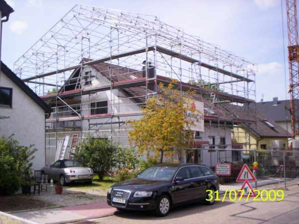Gerüst im Aufbau Unterkonstruktion Wetterschutzdach als Kederdach