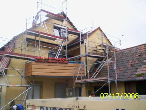 Gerüst an Fassade mit Dachsattelgerüsten